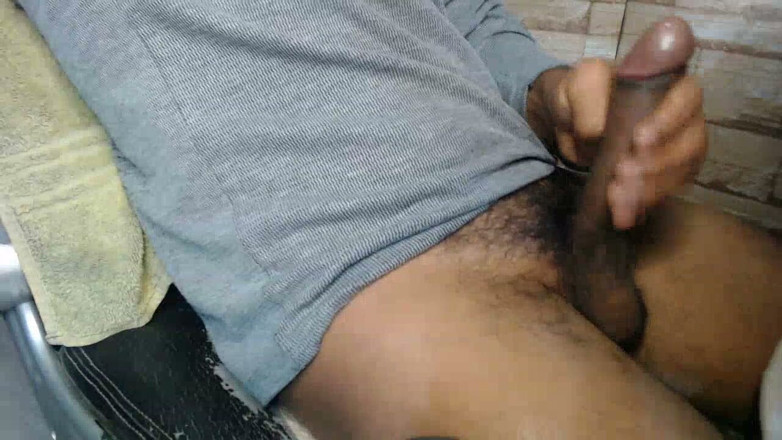 Hornyboy2058: Seorang lelaki bermain bersendirian dengan bonjolan besarnya sebelum pancut