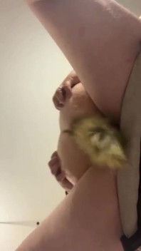 Lexi îl călărește pe Luca pe scaun până când ejaculează