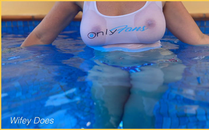 Wifey Does: Evli kadın havuza sütyensiz giriyor