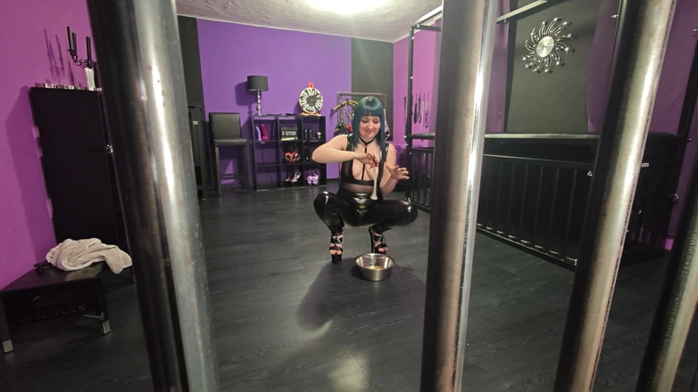 LadyLenaXXX: Fantasy Slave Feeding in Cage