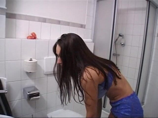 Lucky Cooch: Une brune à forte poitrine prend une douche