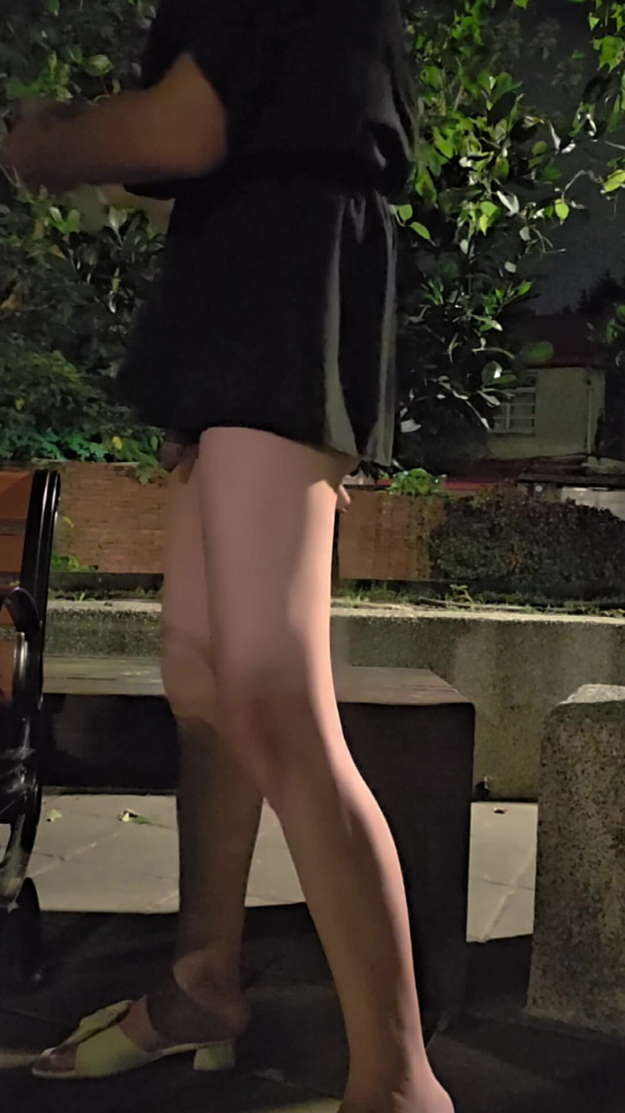 Taiwancdgirl: 귀여운 가짜 소녀 팅쉬안이 야외에서 딜도 두 개를 타고 있다