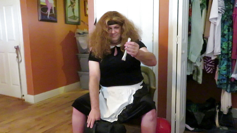 BBW nurse Vicki adventures with friends: Yaramaz hizmetçi Brittney arabada rujunu unuttu