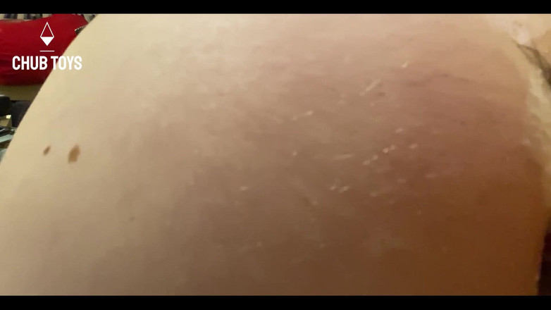 Chub toys: Dildo besar meluncur ke pantat gemuk saya