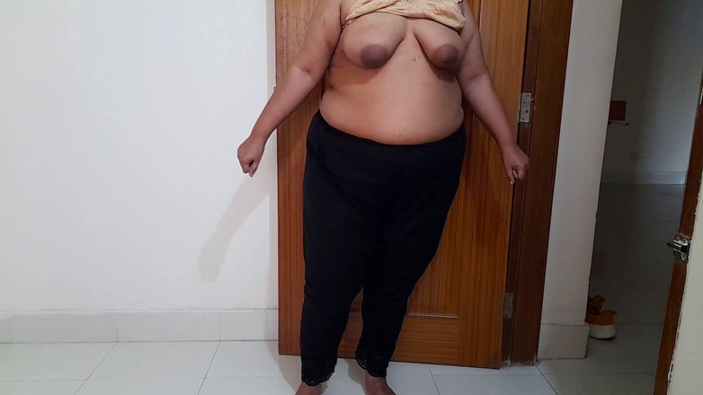 Aria Mia: Angajată sexy se dezbracă și scuturare de țâțe uriașe pentru a seduce șeful...