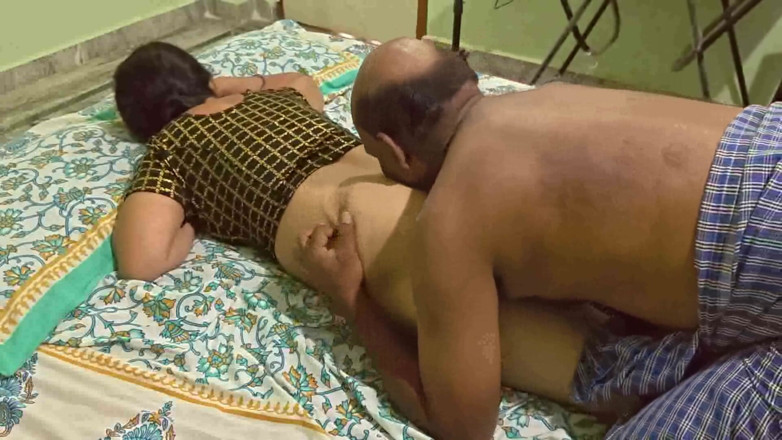 Sexy sindu: Un mec baise sa copine sexy