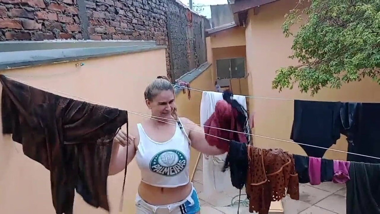 Tiffany Montavani: MILF bahçeyi yıkıyor, hortumu amına yumrukladı