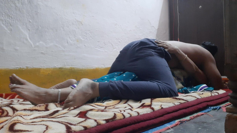 Busty Banuu: Romanticismo caldo con la giovane cameriera