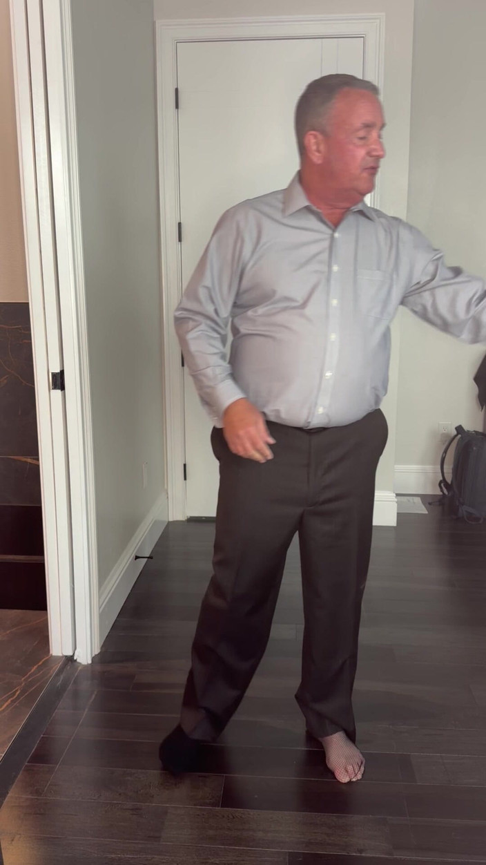 GottaLuvBB: Nevlastní otec přijde domů v obleku