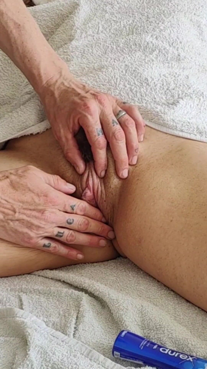 Roo Smith: Massaggio alla figa per moglie calda