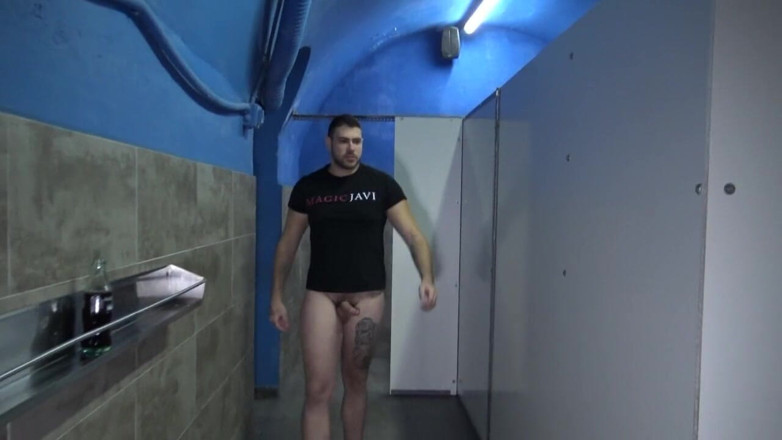Gaybareback: Il sorriso di leo viene usato senza preservativo dalla magia...