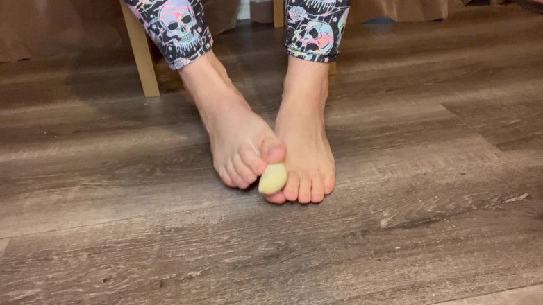 EeveeXo: Esmagando bananas sob meus pés nus, fetiche por comida