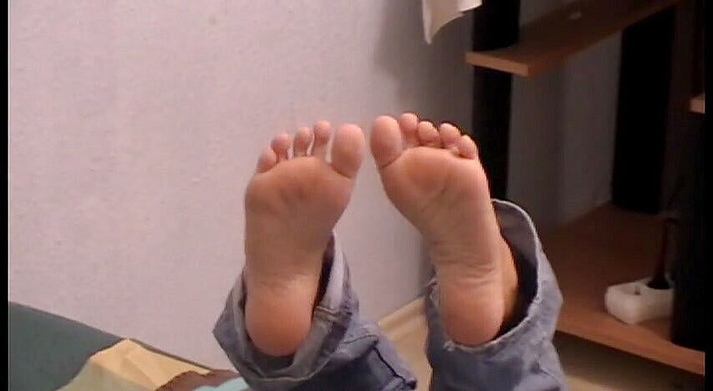 Foot Girls: Đọc báo và thư giãn đôi chân mệt mỏi