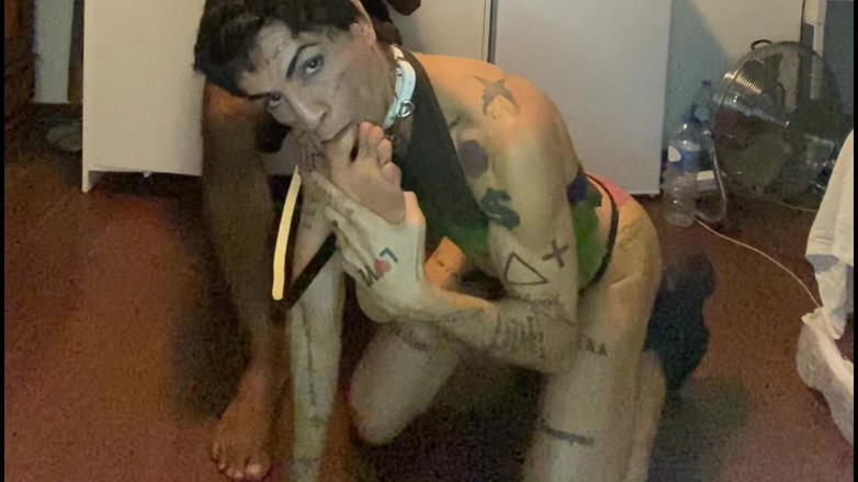 Wesley Bull: Một người phục tùng được đào tạo bài bản tận hưởng đôi chân...