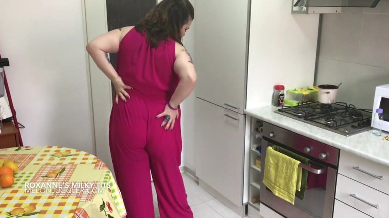 Melon Juggler: Cewek semok bertato seksi lagi asik melumuri toket besarnya