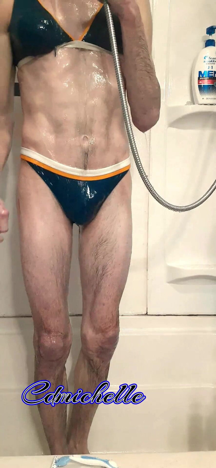 Crossdressers Cd Michelle wearing sexy lingerie: 파란색 투피스 수영복을 입은 크로스드레서 Cdmichell