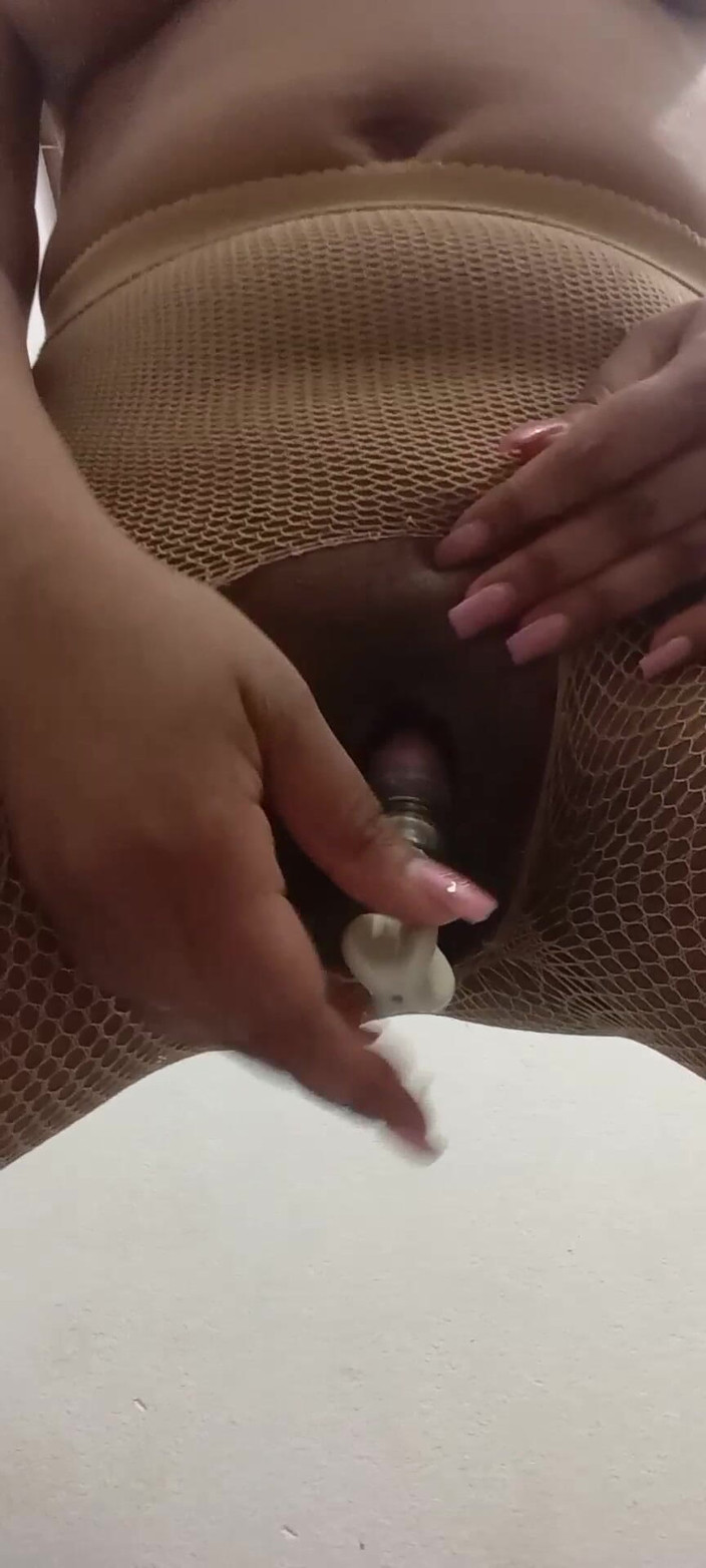 Leather and latex: 大阴蒂抽插和假阳具