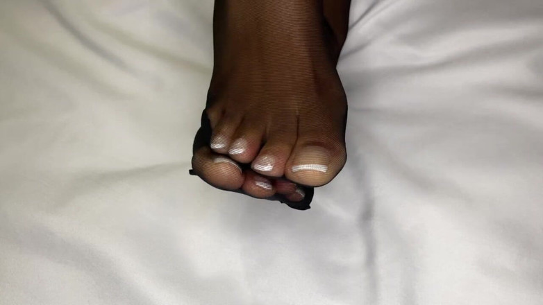 Pink Foxx: Zwarte meid pronkt met haar Franse pedicure in haar zwarte...