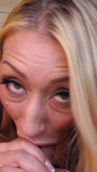 Nádherná přítelkyně Harlow Wilde si užívá ptáka, který jí chyběl