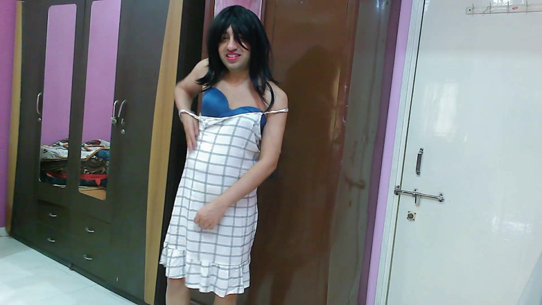 Cute & Nude Crossdresser: Сексуальна сіссі кроссдресссер фембоя, солодкий льодяник у білій нічній сорочці та стрінгах.