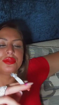 Rokende Britse chav met rode lippenstift