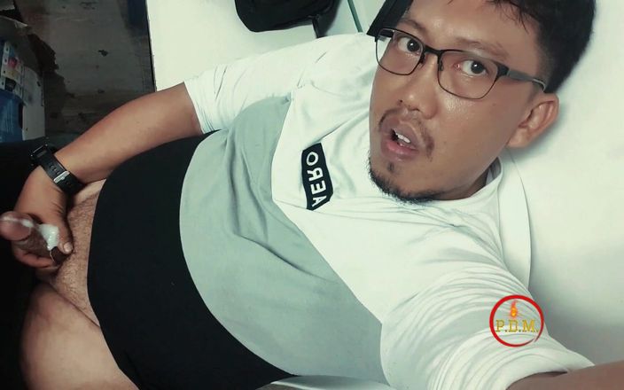 pinoy malibog: Papi wichst hart, sahniges sperma schießt heraus, und ich kann...