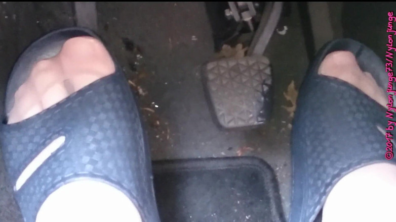 Carmen_Nylonjunge: I auto nylon fötter