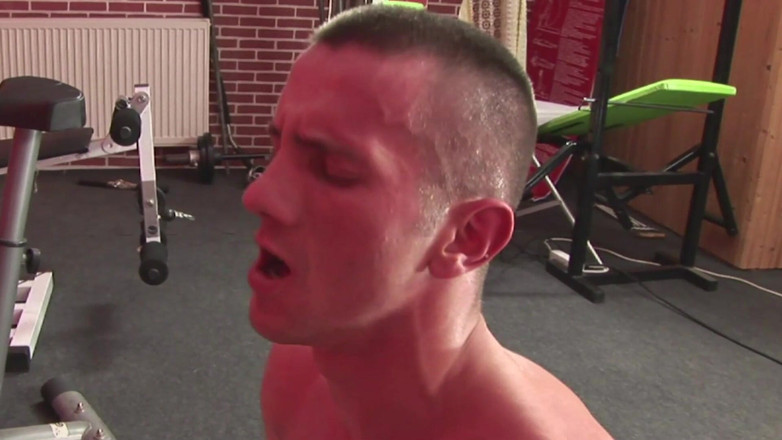 The Window of Sex: 체육관에서 개인 트레이너와 섹스하는 늙은 곡선 장면 -2 뚱뚱한 금발