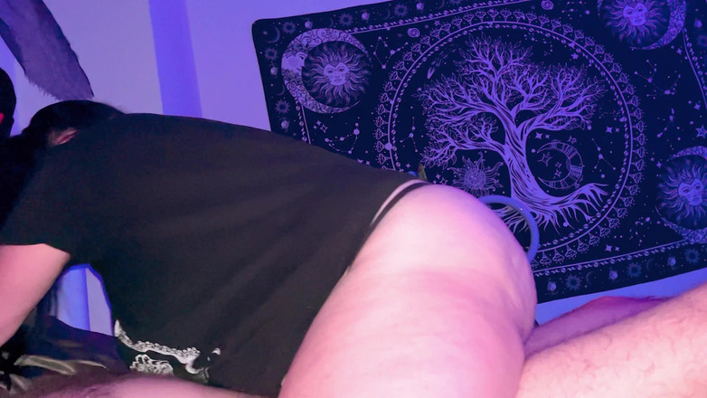 Vega Nova and Daddy: 丰满的大屁股白人美女骑乘大鸡巴并被内射