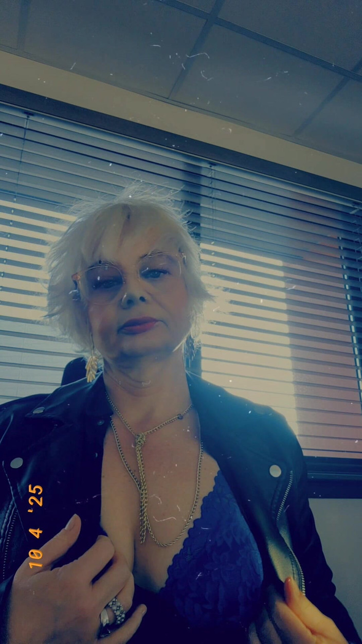 Sofy13: Відчуваю себе сексуально на роботі