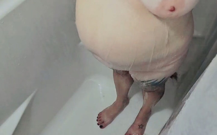Masked Lovers: Tomando Una Ducha Después De Un Largo Día.