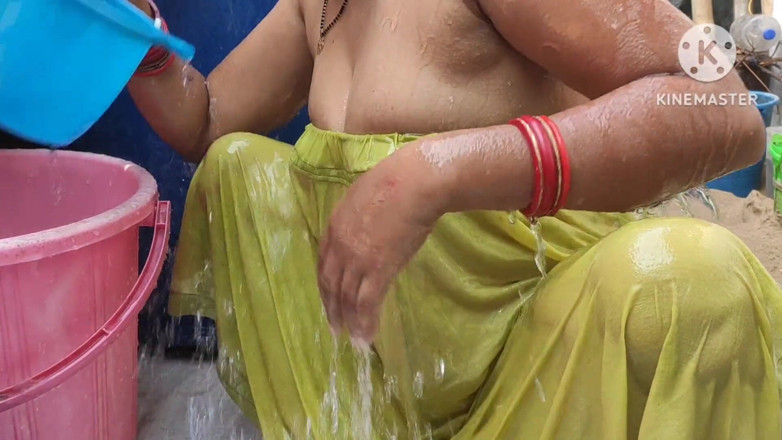 Anita yadav: Ibu rumah tangga India mandi di luar ruangan