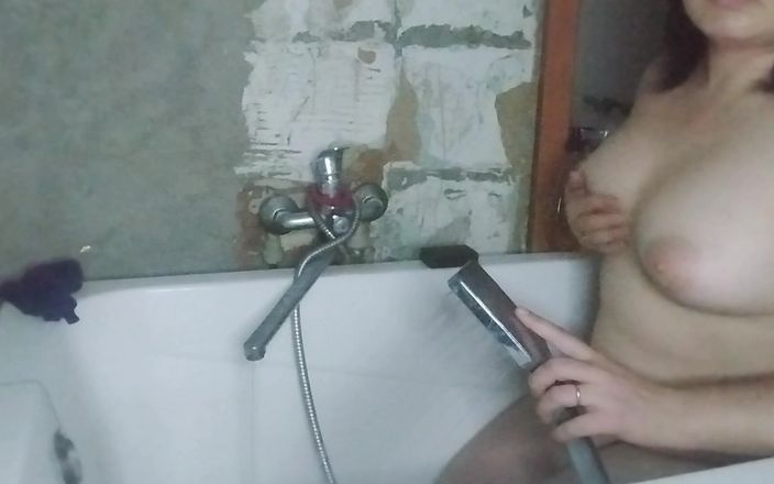 SchoolPrincess: Cameră în baie și o fată cu fundul mare se pișă, foarte...