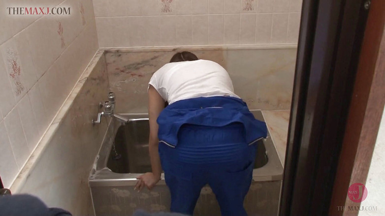 Asian happy ending: 年轻的亚洲女仆被她的老板勾引 - 第1部分