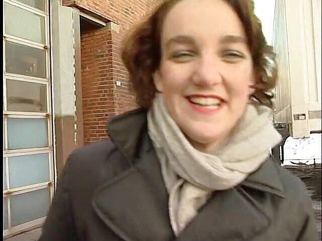 Lucky Cooch: कैमरे के लिए काले बाल वाली चमकती है