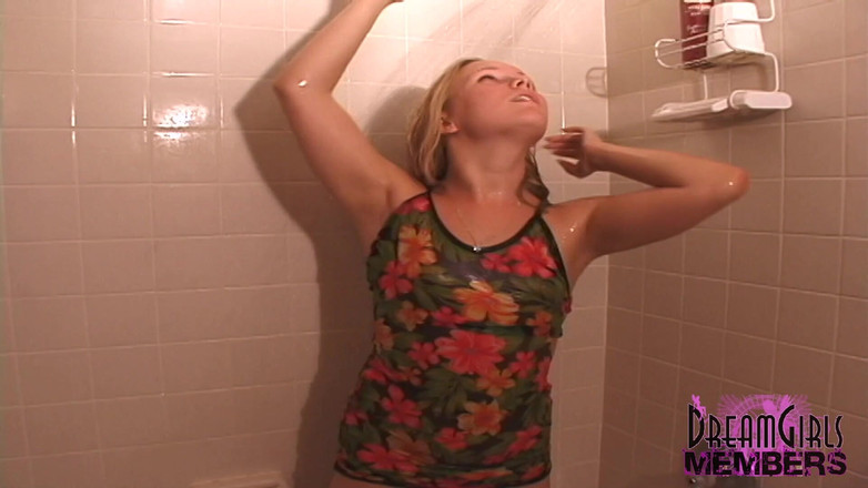 Dream Girls: Küçük memeli spinner soyunuyor ve açıyor