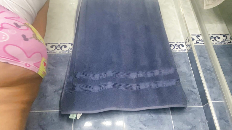 SENSESEX: 继母熟女在厕所撒尿的屁股被发现