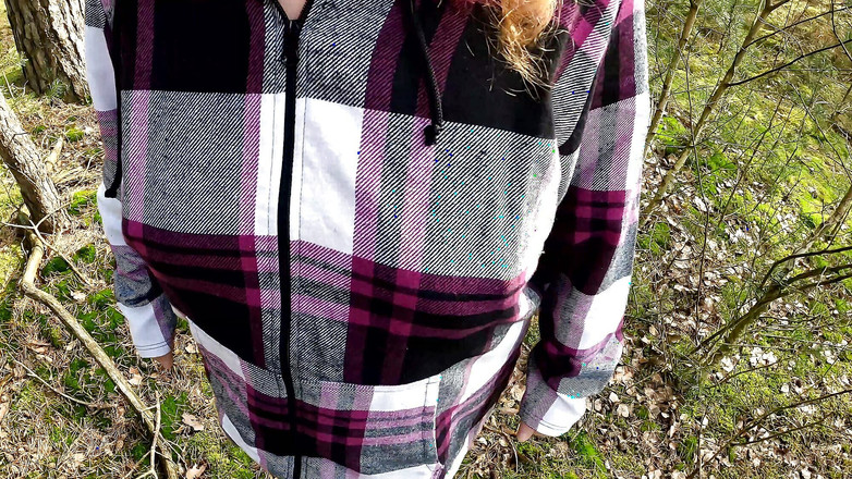 Bouncy Tits Action: Abofetear sus pezones mientras camina desnudo