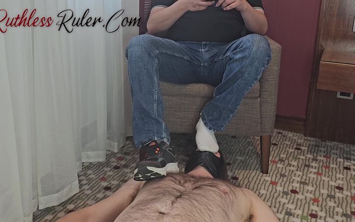 Ruthless ruler - maledom: सुबह के पैर और थूक चाटने वाली पुरुष रंडी