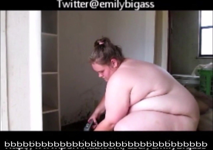 Fat Goddes: Lavorando nudo al lavoro viene beccato dal mio capo nudo