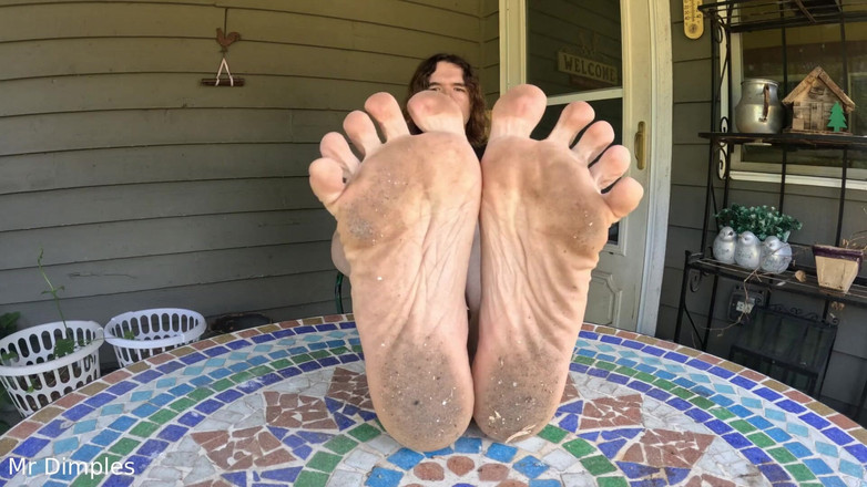 Mr Dimples: Демонструю мої брудні ноги
