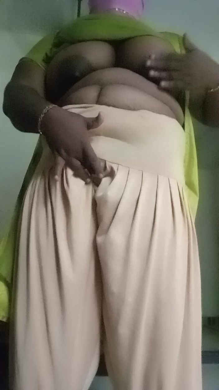 Bedroom: Индийская тетушка в платье в спальне