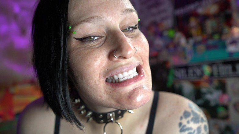 GothBunny6669: Une gothique sexy joue avec leurs dentures