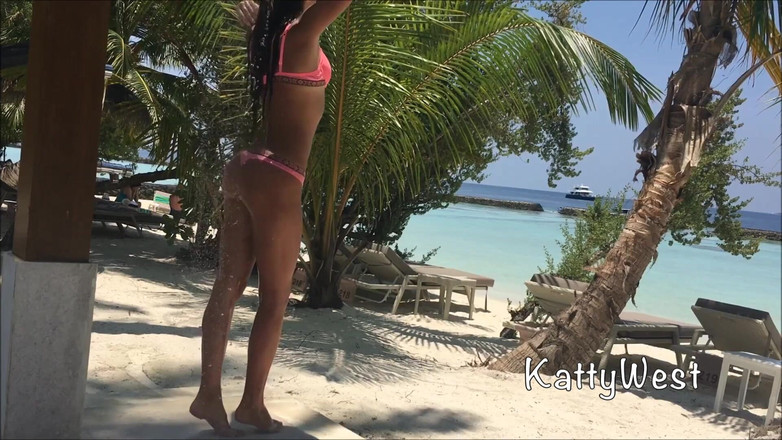 Katty West: 몰디브의 태닝한 Katty West
