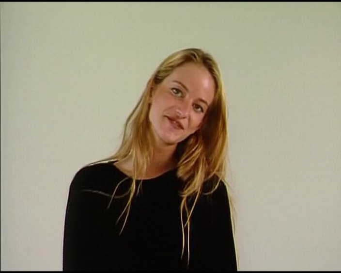 Deutsche Madchen: 독일 출신의 고급 창녀가 완벽한 옷을 벗고 란제리를 입고 있어