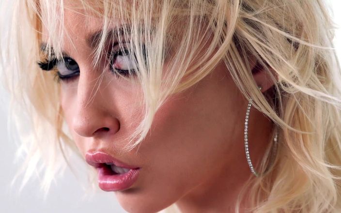 DarkkoTV: Chloe Cherry em duplo boquete com Jonni Darkko, Jason Moody