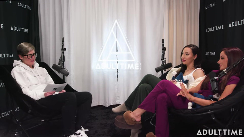 Adult Time Podcast: Pornstars 팟캐스트 레즈 섹스 후 팟캐스트