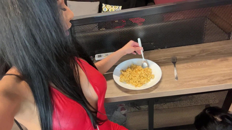 Femdom Austria: フェムドムポッドキャストフィーディング