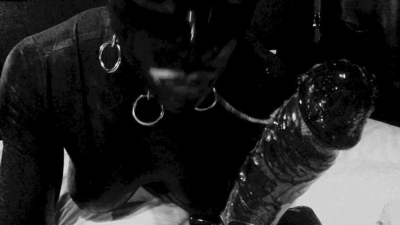 Kali Futa: Masturbation avec une baguette anale en latex