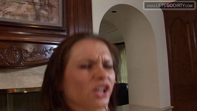 French X: Slyna stönar av nöje när en enorm kuk river sönder...